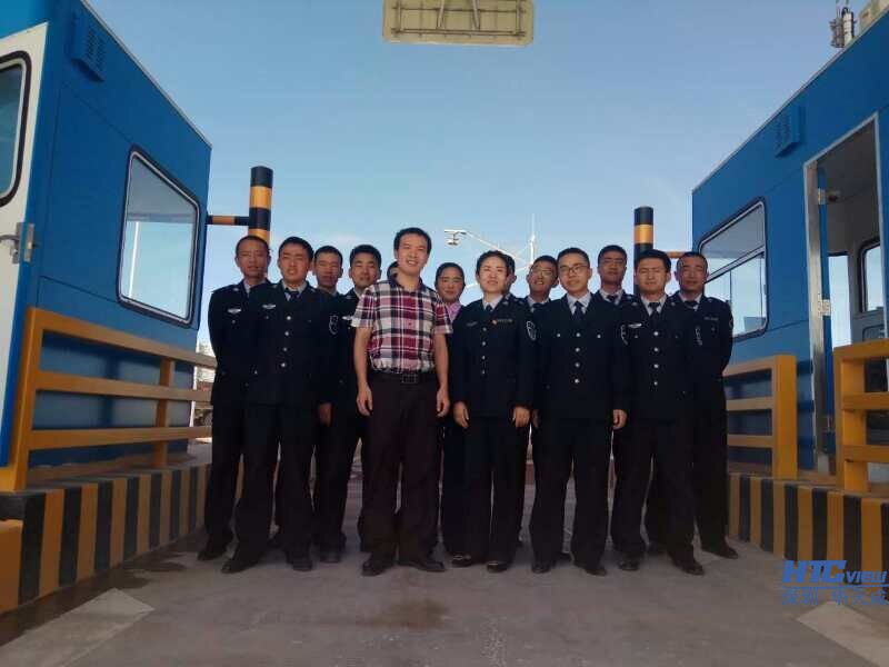 共玉高速员工和黄工合影